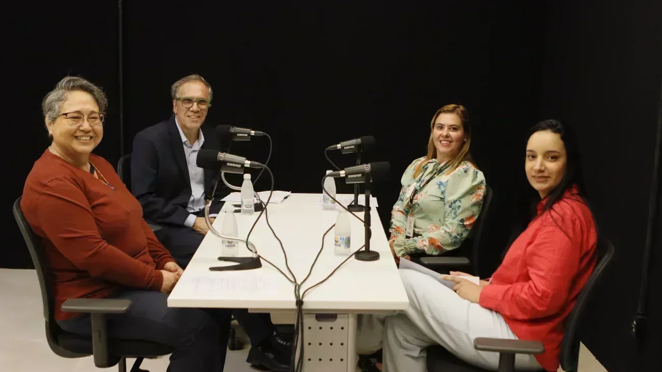 Da esquerda para a direita: a Enfermeira Andrea Aoki Costa, do Instituto da Criança e do Adolescente (ICr), o Superintendente do HCFMUSP, Dr. Antonio José Rodrigues Pereira, a colaboradora da rouparia, Valquíria Osório e a médica Lenira Chierentin Rengel do Instituto Central (ICHC).