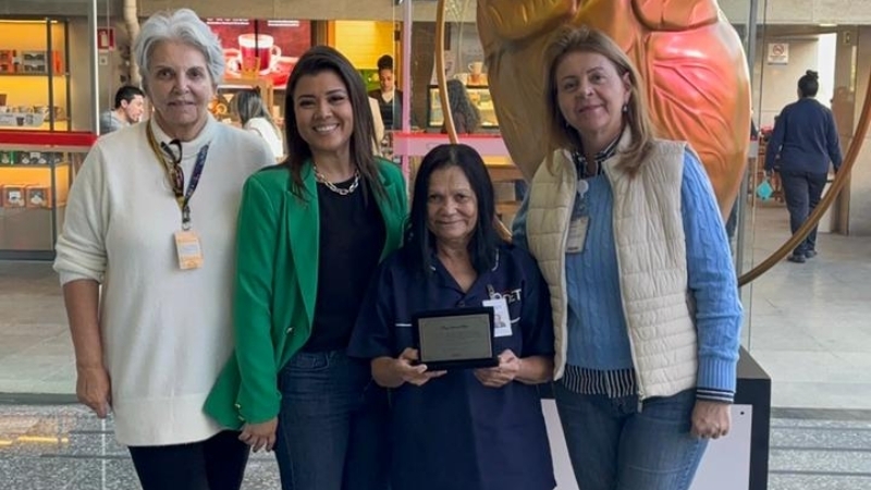 Nilo e Onet prestam homenagem a colaboradora